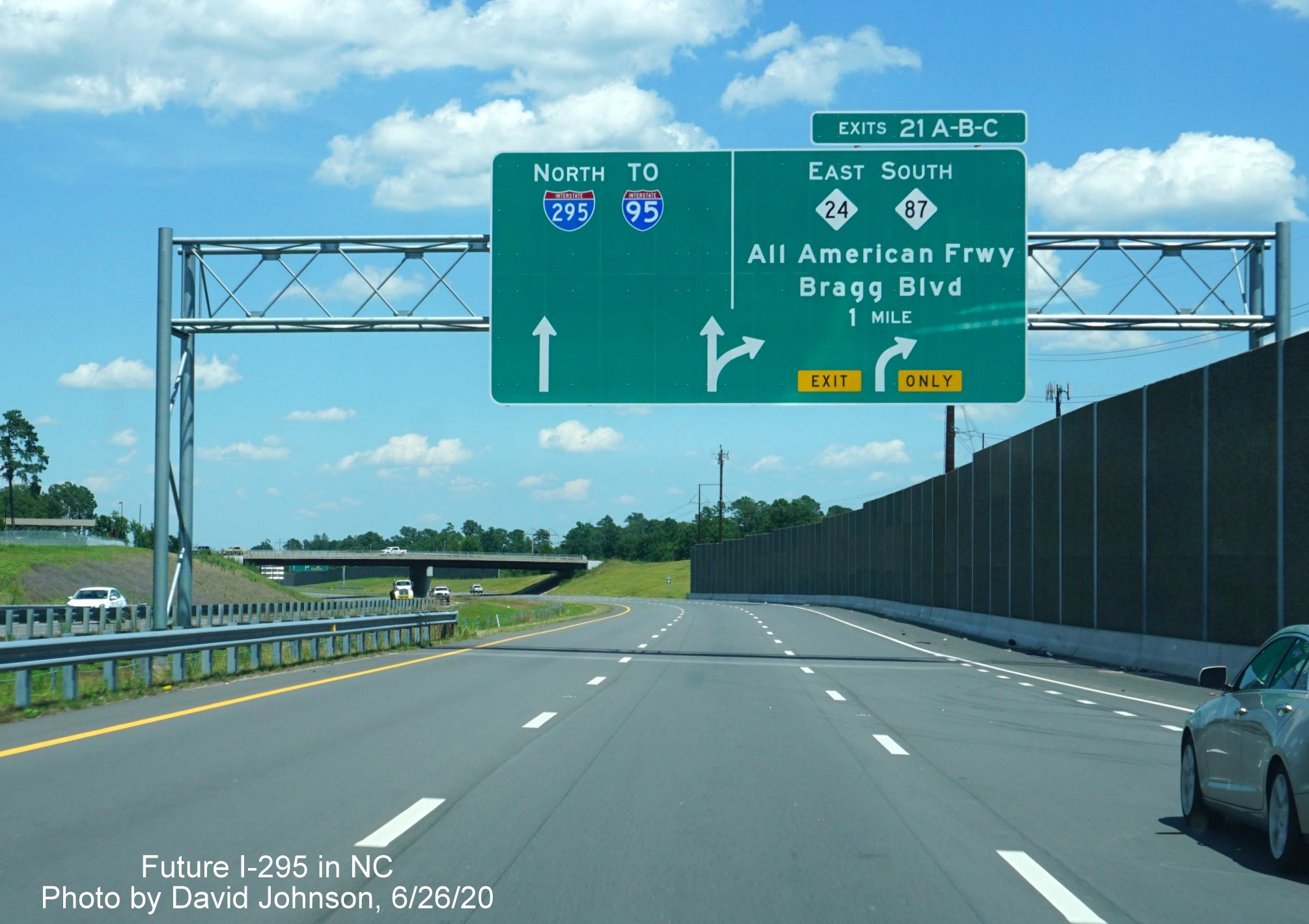 Image of overhead 1-Mile advancce sign for All American Freeway/Bragg Blvd exit with I-295 shield, by David Johnson June 2020