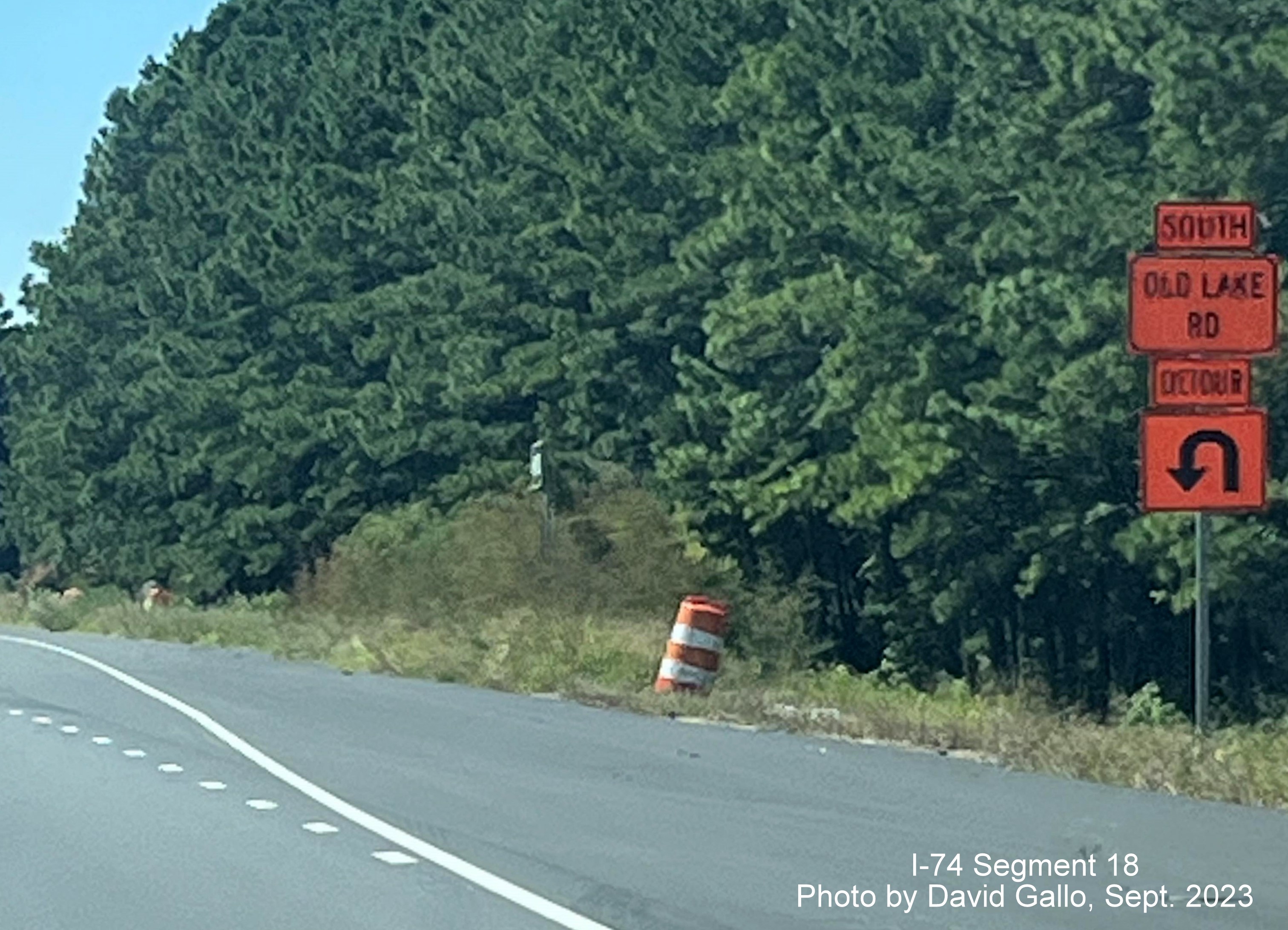 Image of the traffic detour sign at current Old Lake Road intersection on US 74/76 (Future I-74) West in Lake Waccamaw, David Gallo, September 2023