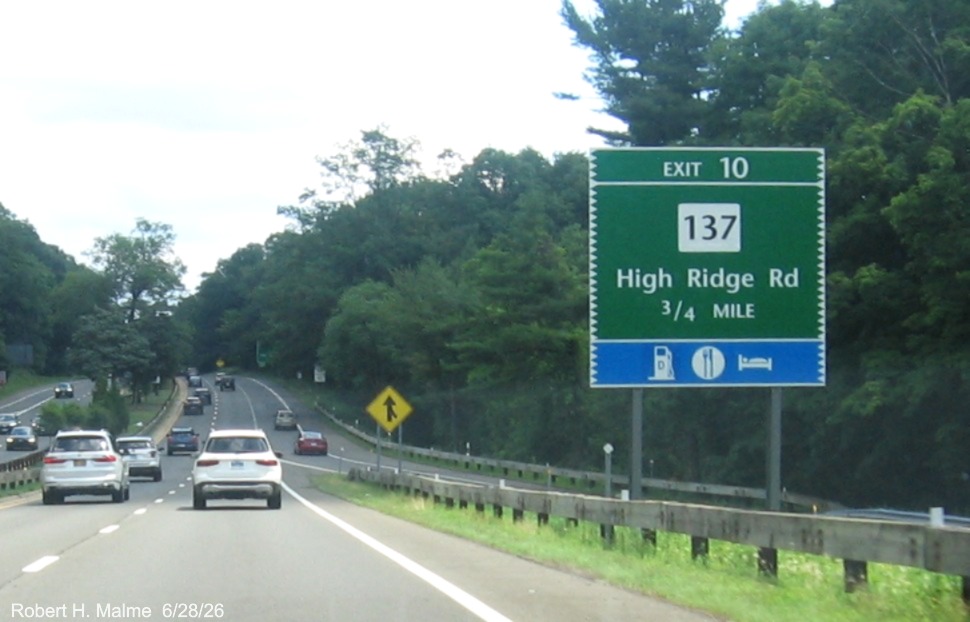Image of 3/4 Mile advance sign for the CT 137 exit, now with new milepost based exit number 
  on CT 15 North/Merritt Parkway in Stamford