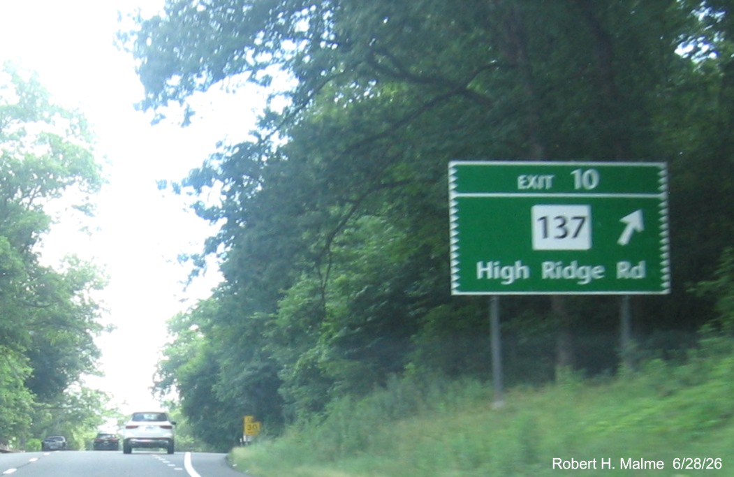 Image of ground mounted ramp sign for the CT 137 exit, now with new milepost based exit 
  number on CT 15 North/Merritt Parkway in Stamford