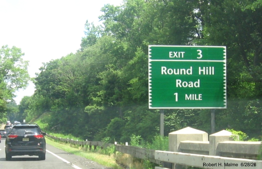 Image of 1 mile advance sign for the Round Hill Road exit, with new milepost based exit number 
 on CT 15 North/Merritt Parkway in Greenwich