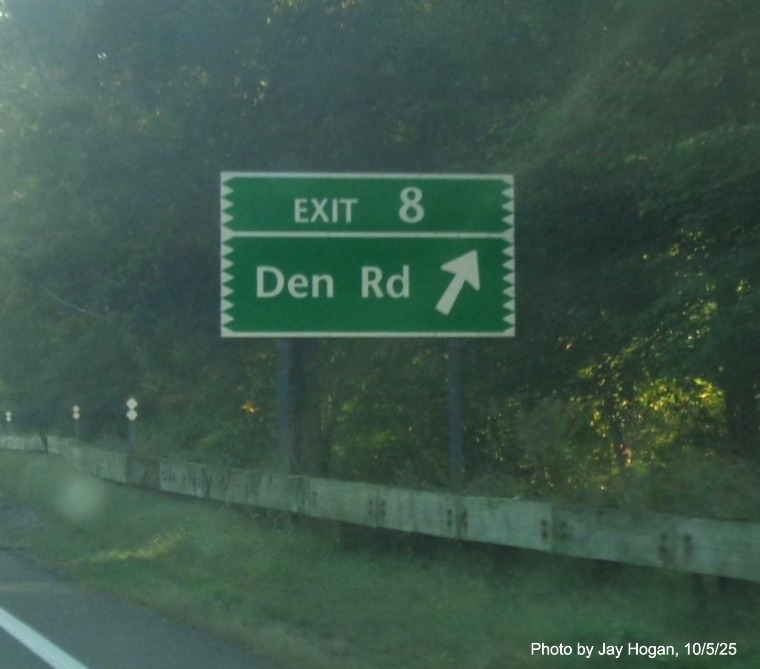 Image of ground mounted exit sign for Den Road, now with new milepost based number 
 on CT 15 North/Merritt Parkway in Stamford