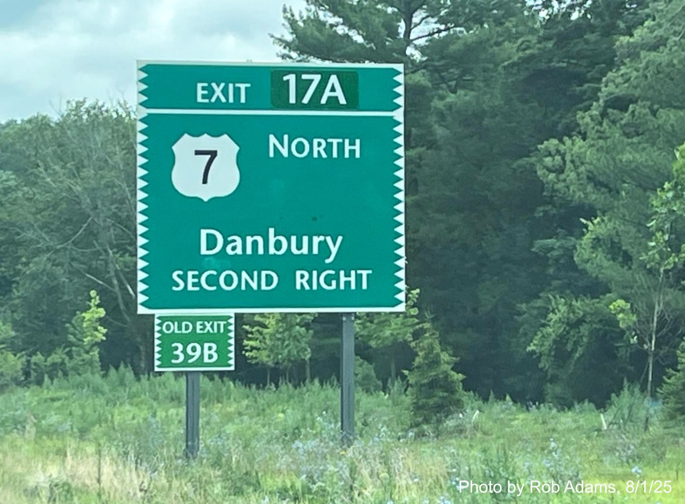 Image of 1/4 Mile advance sign for the US 7 North, now with new milepost based exit 
 numbers and small Old Exit 39B sign on support post on CT 15 North/Merritt Parkway in Norwalk