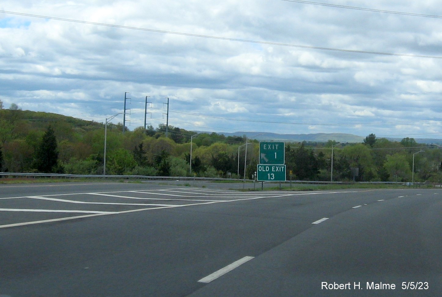 Image of gore sign for East Main Street exit with new milepost based exit number and Old Exit 13 sign below on CT 66 West in Meriden, May 2023