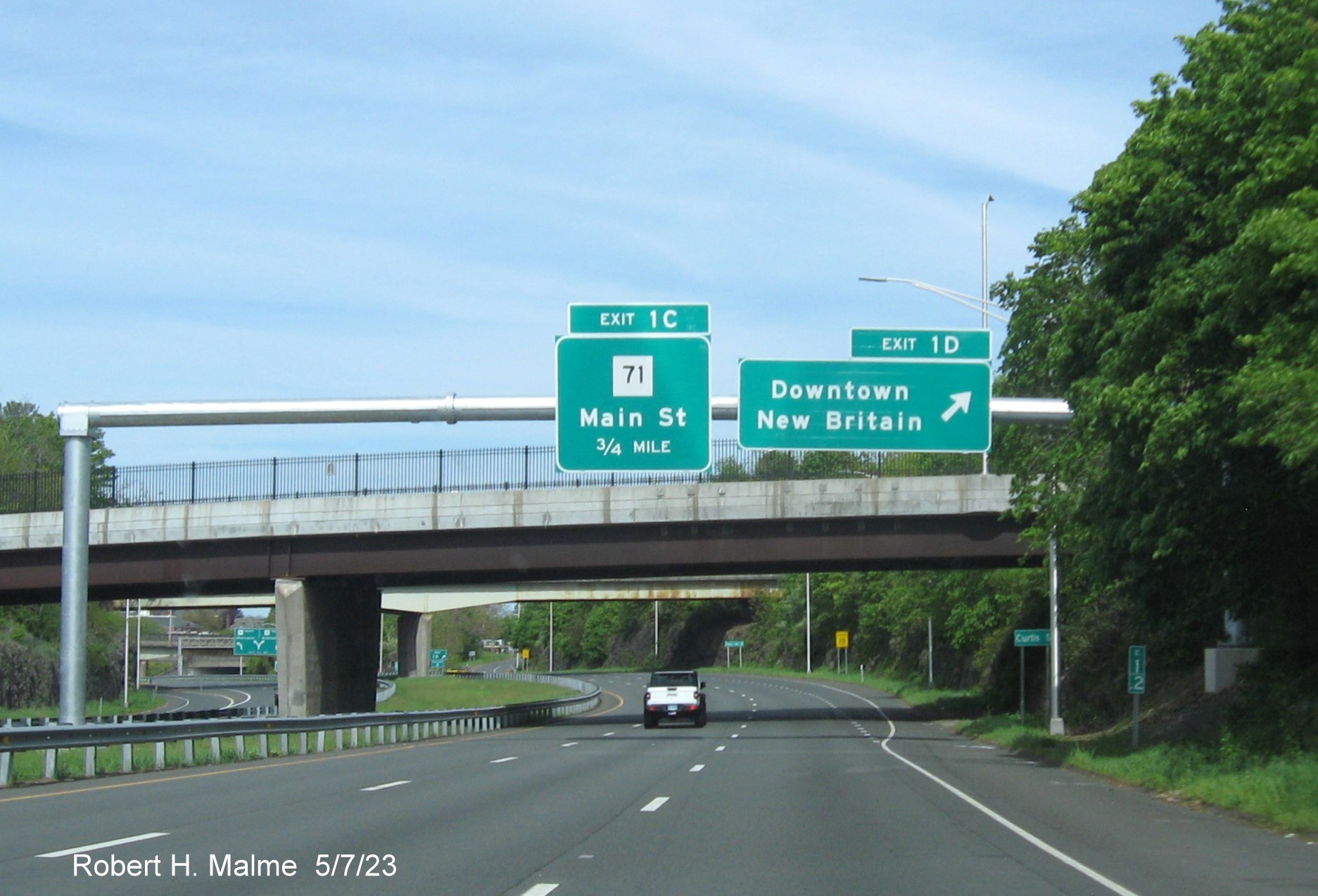 Image of 3/4 Mile advance for CT 71 exit and Downtown New Britain overhead exit signs with new milepost based exit numbers on CT 72 East, May 2023