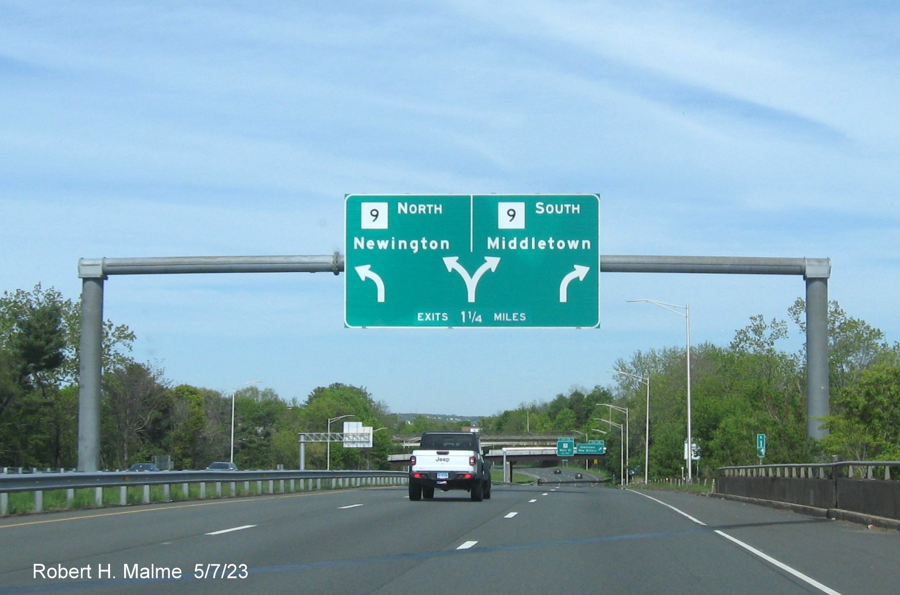 Image of 1 Mile advance for CT 9 exits with no exit numbers on CT 72 East in New Britain, May 2023