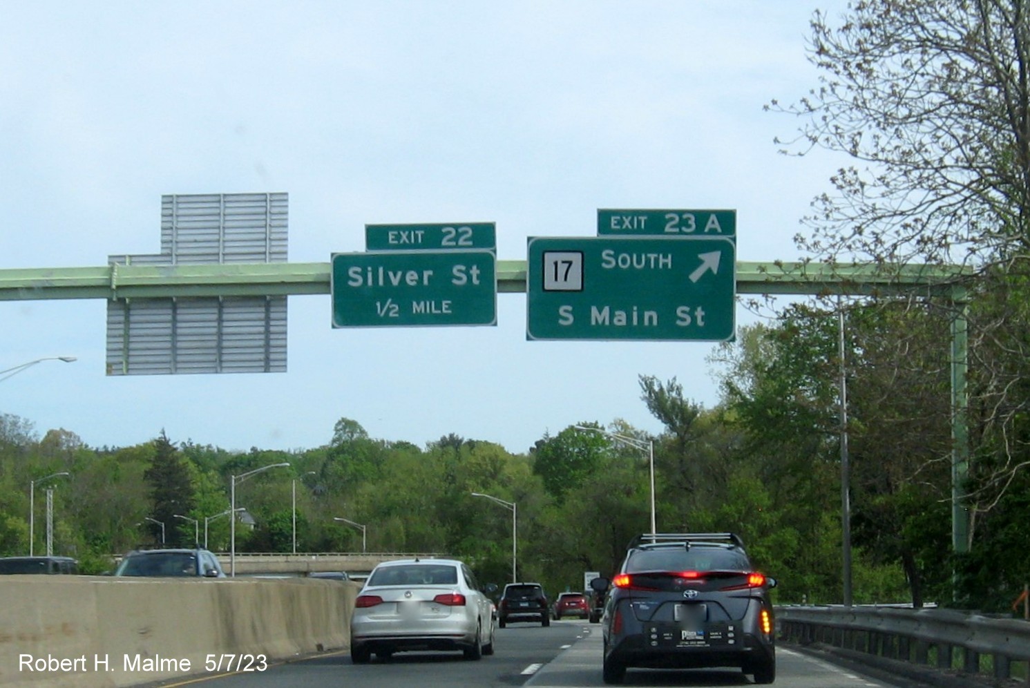 Image of overhead signs at exit ramp for CT 17 South with new milepost based exit numbers on CT 9 South in Middletown, May 2023