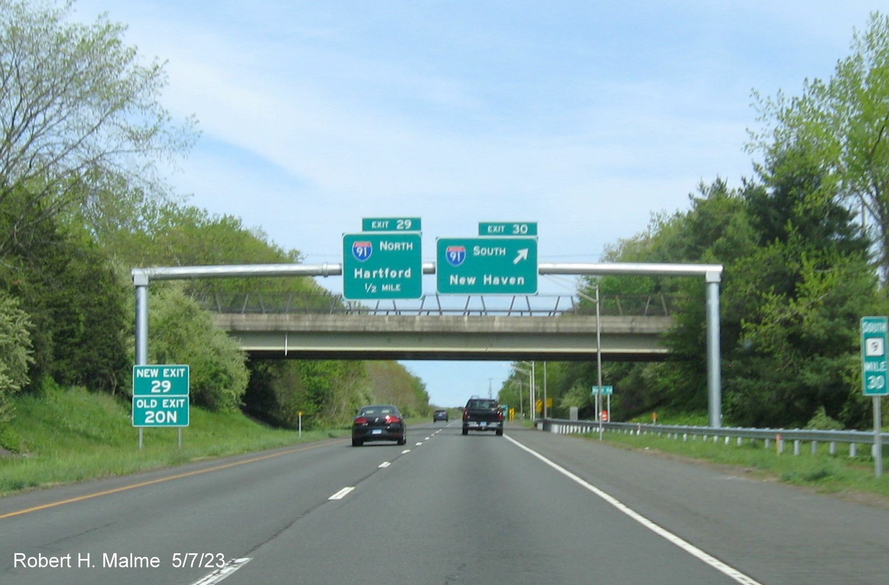 Image of overhead signage at ram for I-91 South exit with new milepost based exit number and separate Old Exit 20S sign on CT 9 South in Cromwell, May 2023