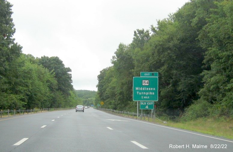 Image of 1 mile advance sign for CT 154 exit with future milepost based exit number covered over and Old Exit 4 sign separately mounted in front on CT 9 South in Essex, August 2022