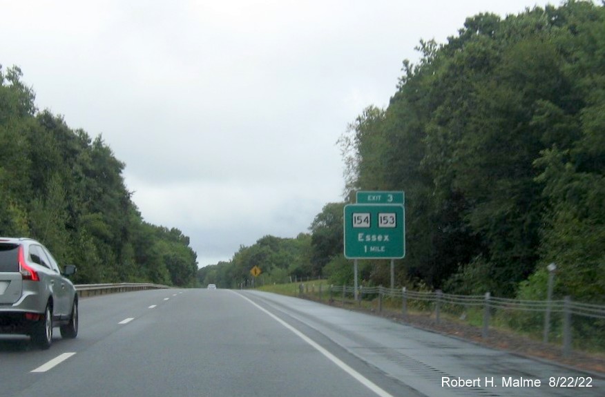 Image of 1 mile advance sign for CT 154/153 exit with unchanged exit number on CT 9 South in Essex, August 2022