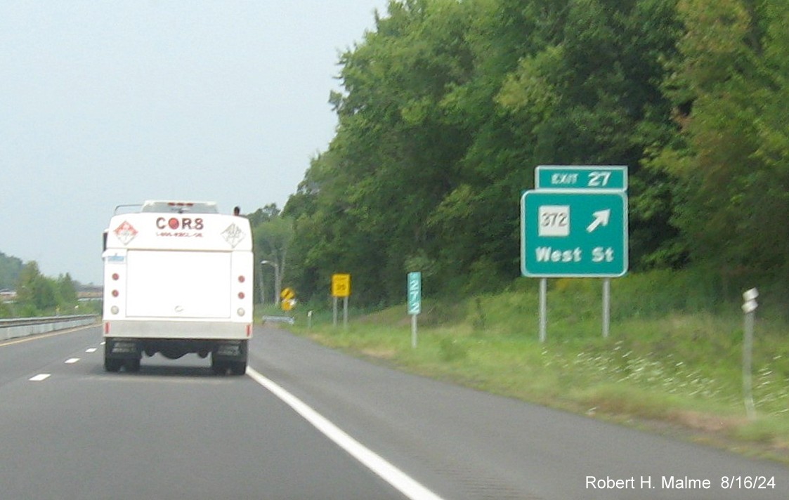 Image of ground mounted ramp sign for CT 372 exit with new milepost based exit number on CT 9 North in 
    Cromwell, August 2024