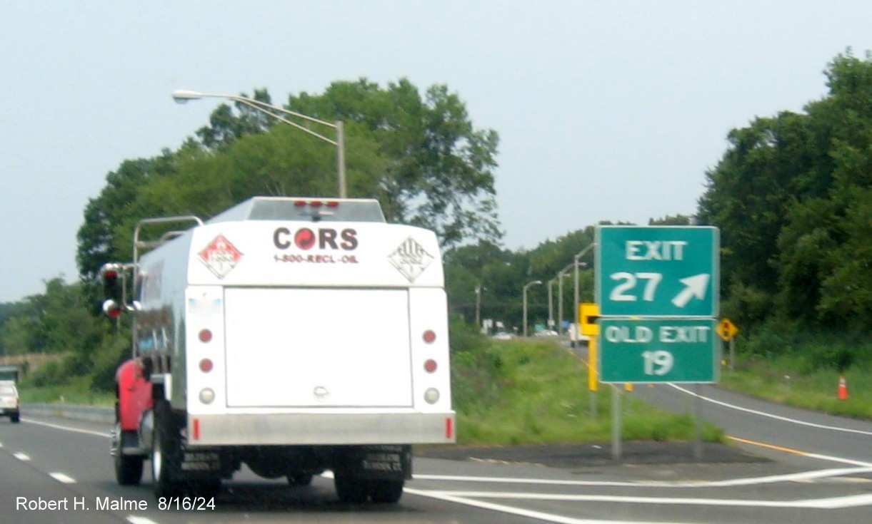 Image of gore sign for CT 372 South exit with new milepost based exit number on 
        CT 9 North in Cromwell, August 2024