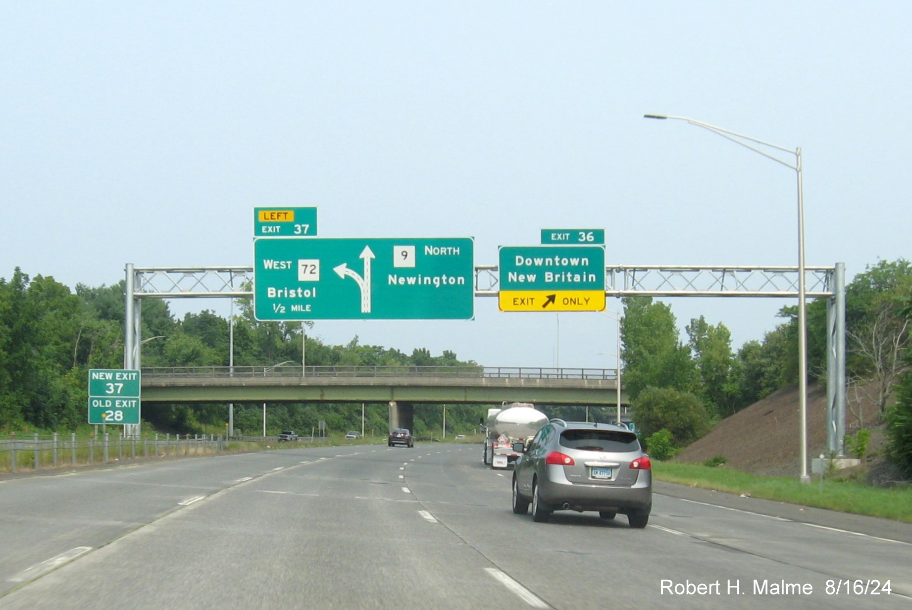 Image of 1/2 mile advance overhed sign for CT 72 West exit at ramp for Downtown New Britain exit with new 
      milepost based exit numbers and separate New and Old Exit signs in front on CT 9 North in New Britain, August 2024