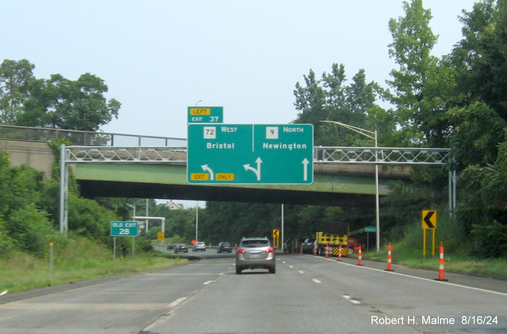 Image of 1/4 Mile advance overhead sign for CT 72 West exit with new milepost based exit number and 
      separate New and Old Exit signs in front on CT 9 North in New Britain, August 2024