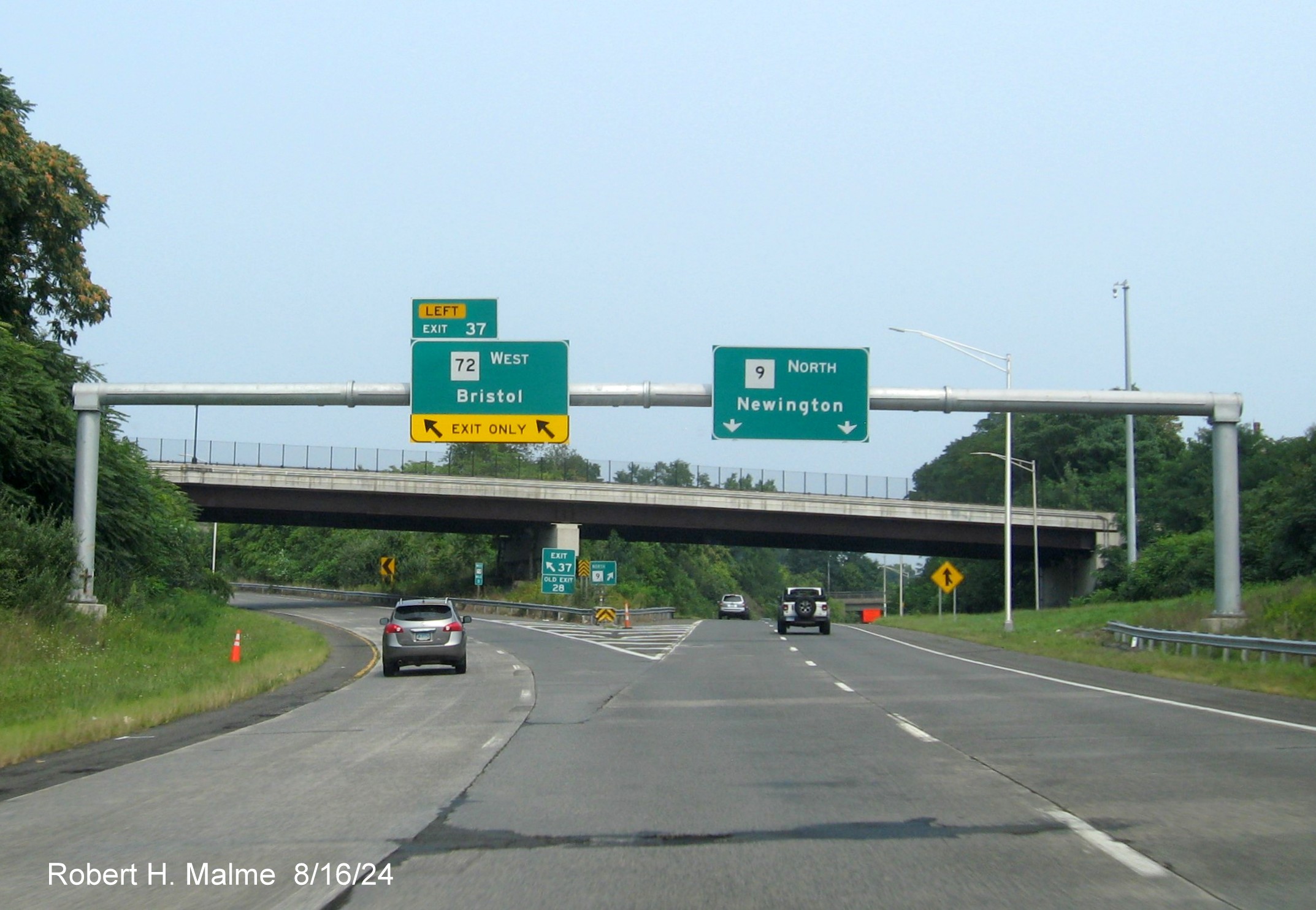 Image of overhead ramp sign for CT 72 West exit with new milepost based exit number and 
      gore and Old Exit sign below on CT 9 North in New Britain, August 2024