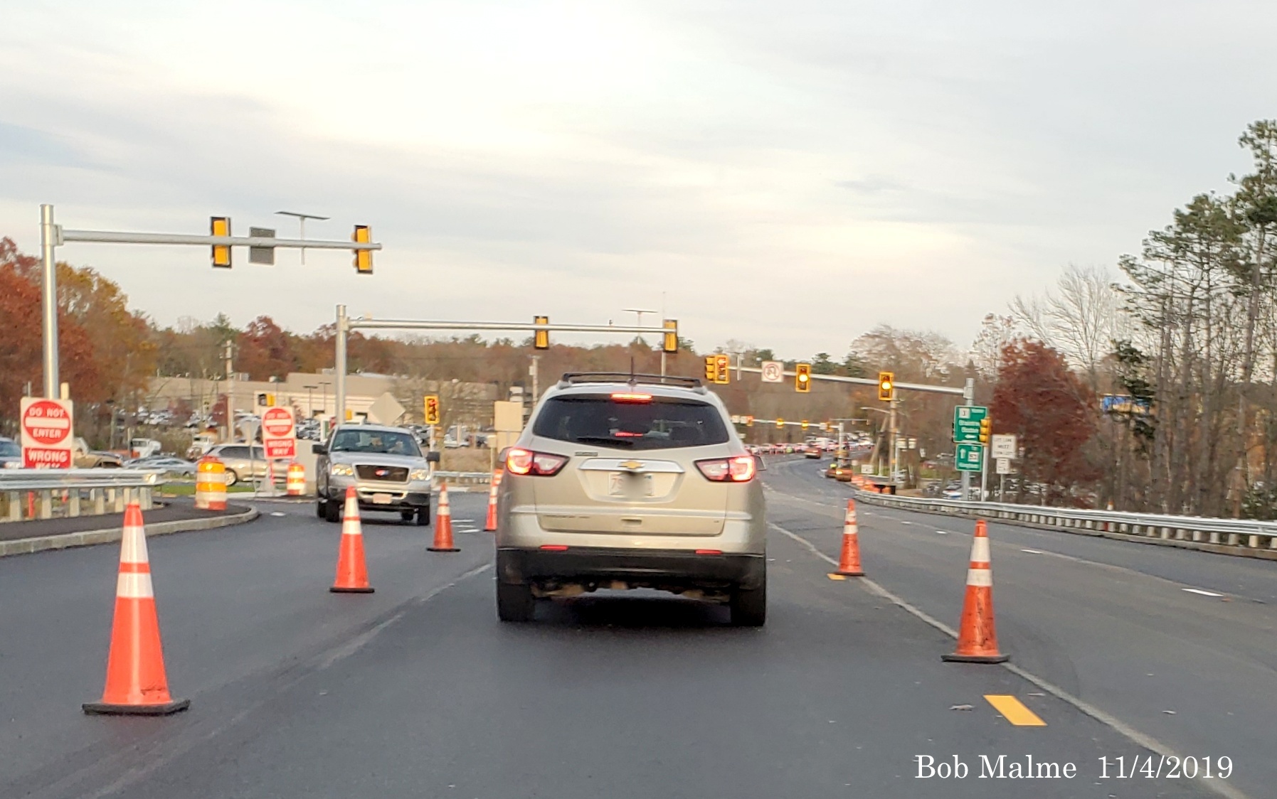 Image of flashing traffic signals at MA 3 North ramp to Derby Street undergoing final paving in early Nov. 2019