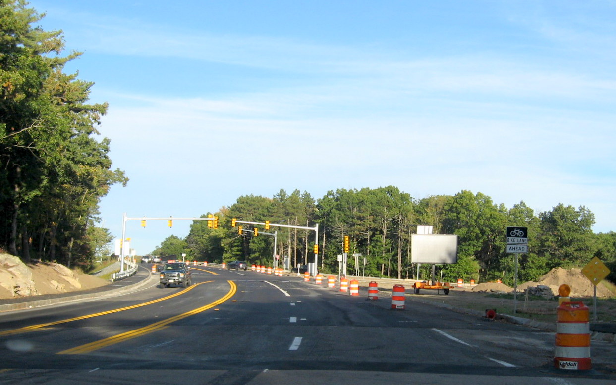 Image of newly paved section of Derby Street prior to MA 3 ramps South in Hingham