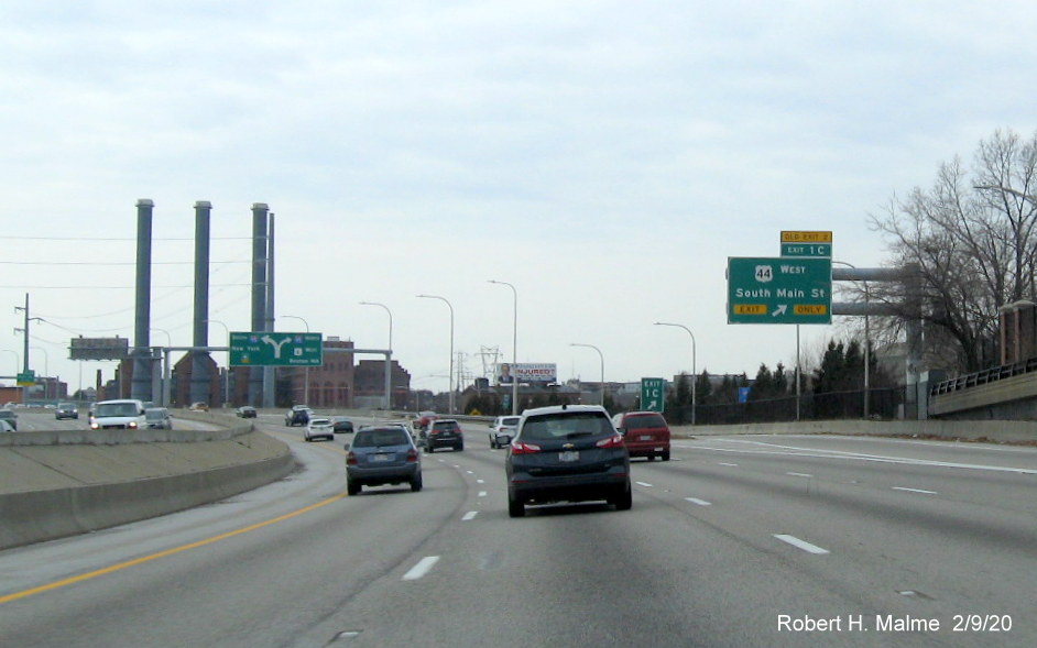 Image of overhead 1/4 mile advance sign for US 44 West exit with new milepost based number and yellow old exit tab on I-195 West in Providence