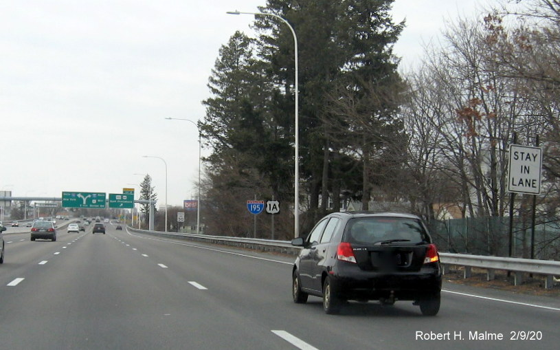 Image of I-195 and US 1A reassurance marker missing their directional banners on I-195 West in East Providence