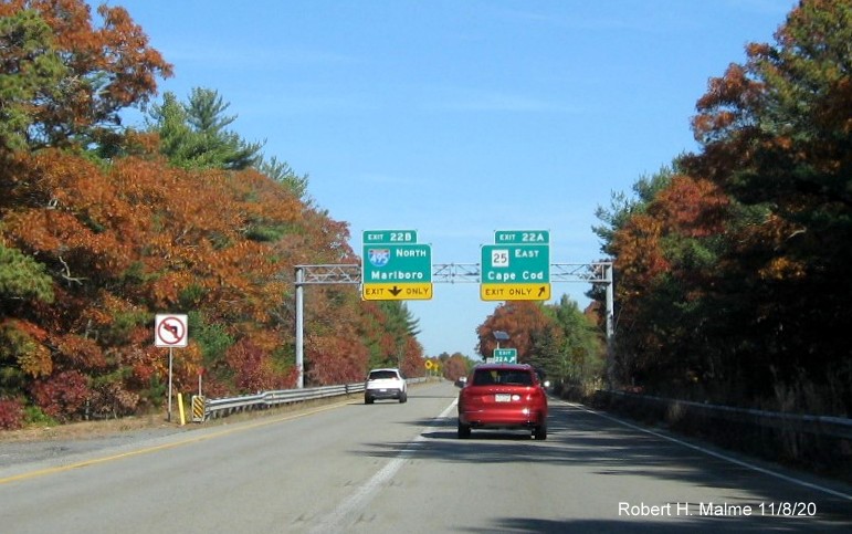 Image of overhead signage at end of I-195 East in Wareham for I-495 North and MA 25 East that had not received new milepost based exit numbers, November 2020