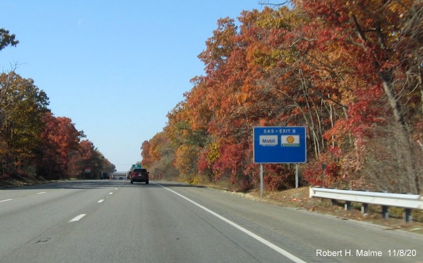 Image of new milepost based exit number placed on existing gas service sign for MA 136 exit on I-195 West in Swansea, November 2020
