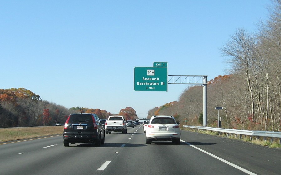 Image of 1 mile advance overhead sign for MA 114A exit on I-195 West in Seekonk, not getting new exit number, November 2020