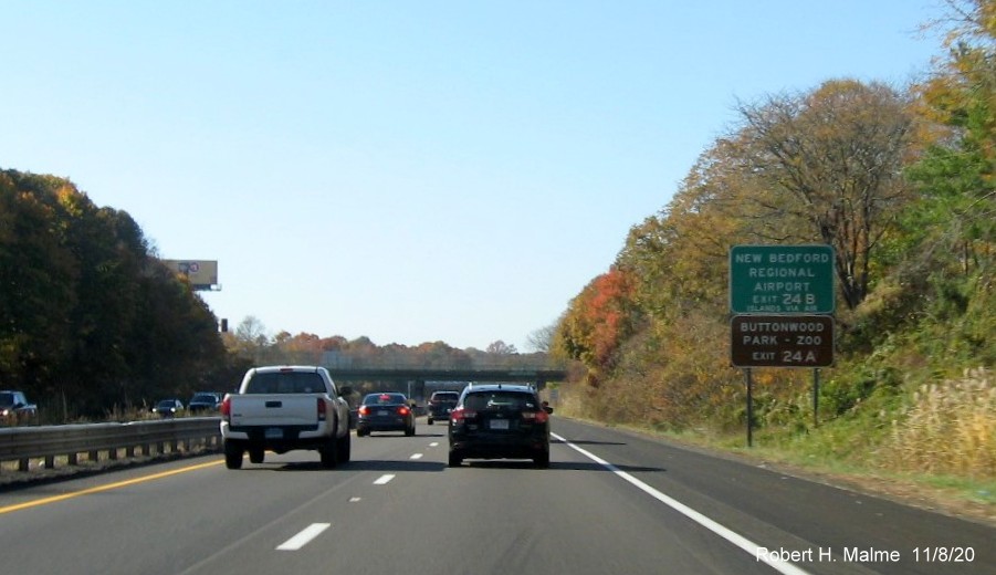 Image of auxiliary signs for MA 140 Exit with new milepost based exit numbers on I-195 West in New Bedford, November 2020