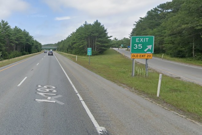 Google Maps Street View image of gore sign for MA 105 exit with new milepost based exit number and yellow Old Exit 20 sign attached below on I-195 East in Marion, July 2021