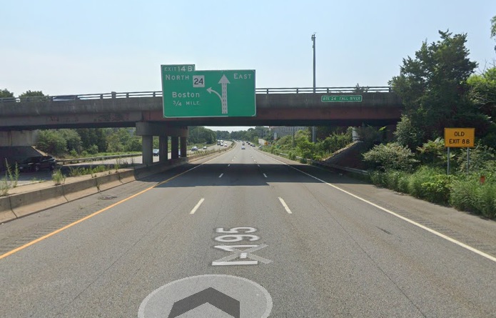 Google Maps Street View image of 3/4 Mile advance overhead sign for MA 24 North exit with new milepost based exit number and separatly mounted Old Exit 8A advisory sign on I-195 East in Fall River, July 2021