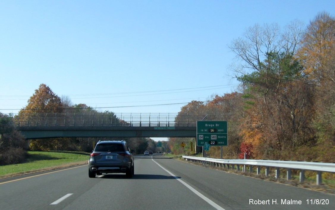 Image of activated MassDOT Real Time Traffic sign on I-195 West in Fairhaven, November 2020
