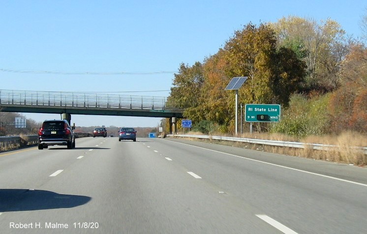 Image of activated MassDOT Real Time Traffic sign on I-195 West in Swansea, November 2020