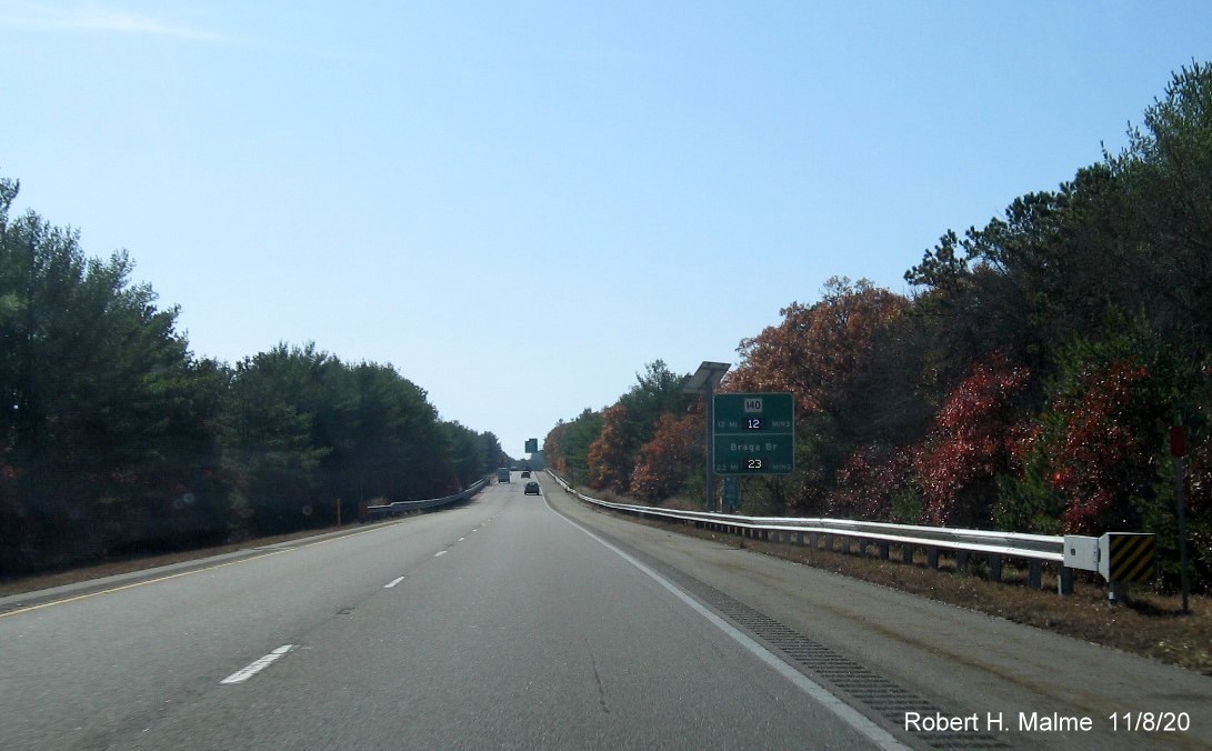 Image of activated Real Time Traffic sign on I-195 West in Wareham, November 2020