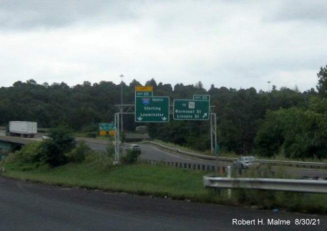 Image of overhead signs for split of ramps to North I-190 and MA 70 exits with new I-395 milepost based exit numbers on I-290 East in Worcester, August 2021
