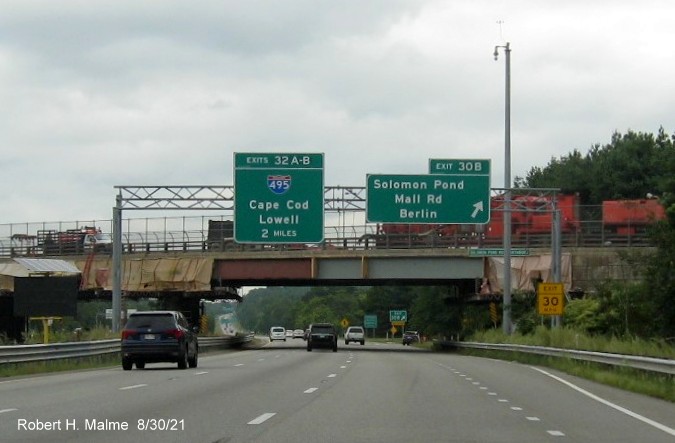 Image of overhead ramp sign for Solomon Pond Mall Road exit with new milepost based exit number on I-290 East in Boylston, August 2021