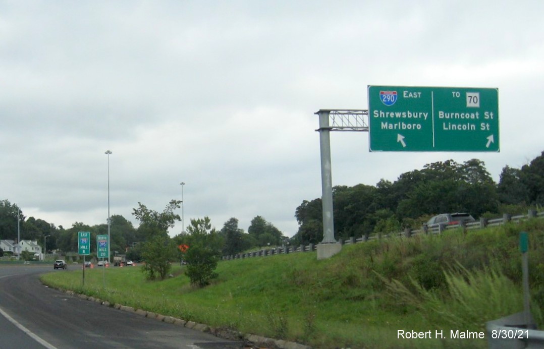 Image of newly placed overhead ramp sign for split of I-190 North and Burncoat Street exits on ramp from I-290 East in Worcester, August 2021