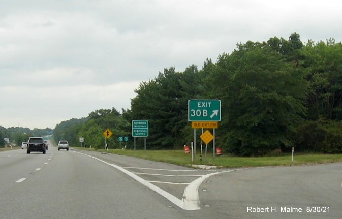 Gore sign for Solomon Pond Mall Road exit with new milepost based exit number and yellow Old Exit 25 B sign attached below on I-290 East in Boylston, August 2021