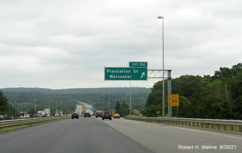 Image of overhead ramp sign for Plantation Street exit with new I-395 milepost based exit number on I-290 East in Worcester, August 2021