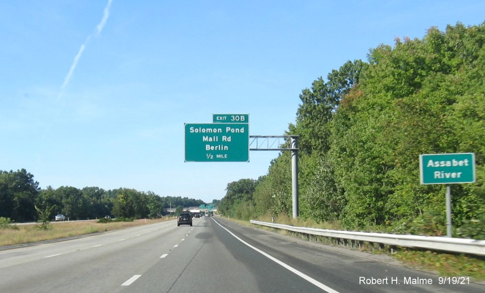 Image of 1/2 mile advance sign for Solomon Pond Mall Road with new exit number on I-290 West in Boylston, September 2021