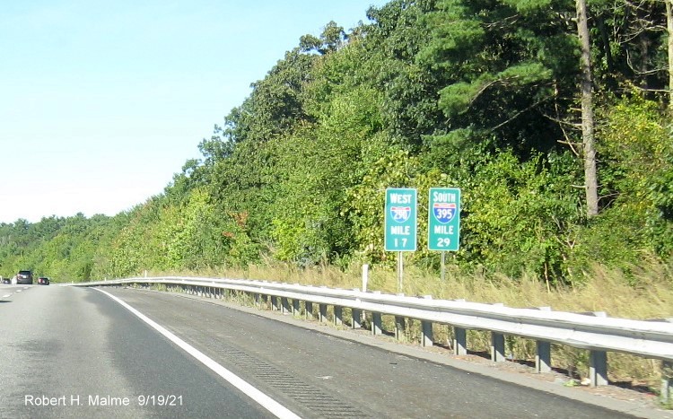 Image of dual I-290 and I-395 mile markers on I-290 West in Northborough, September 2021