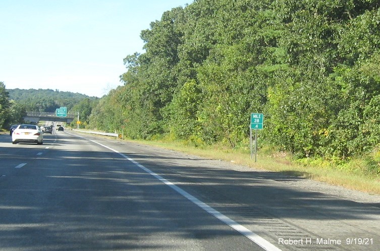 Image of lone I-395 2/10 mile marker on I-290 West in Northborough, September 2021