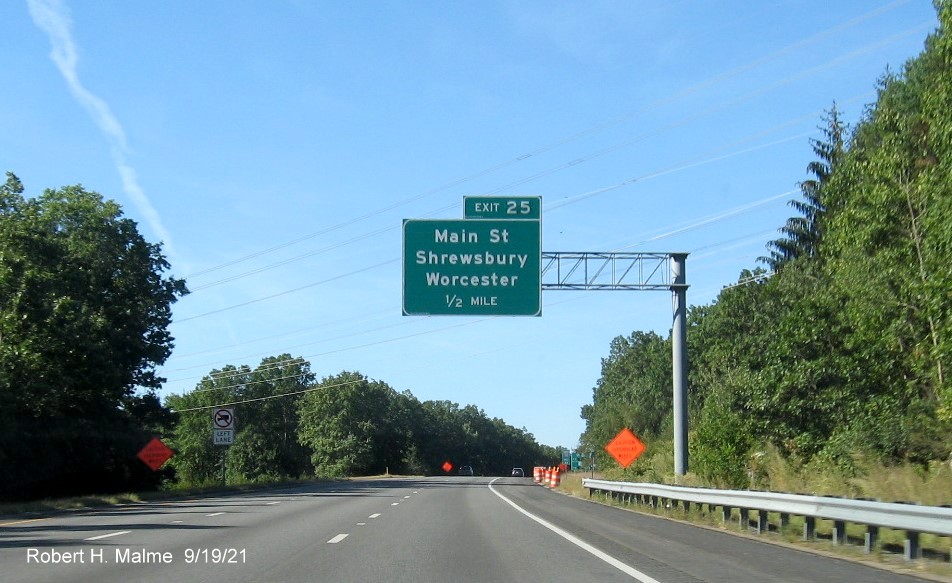 Image of 1/2 mile advance overhead sign for Main Street exit with new milepost based exit number on I-290 West in Shrewsbury, September 2021