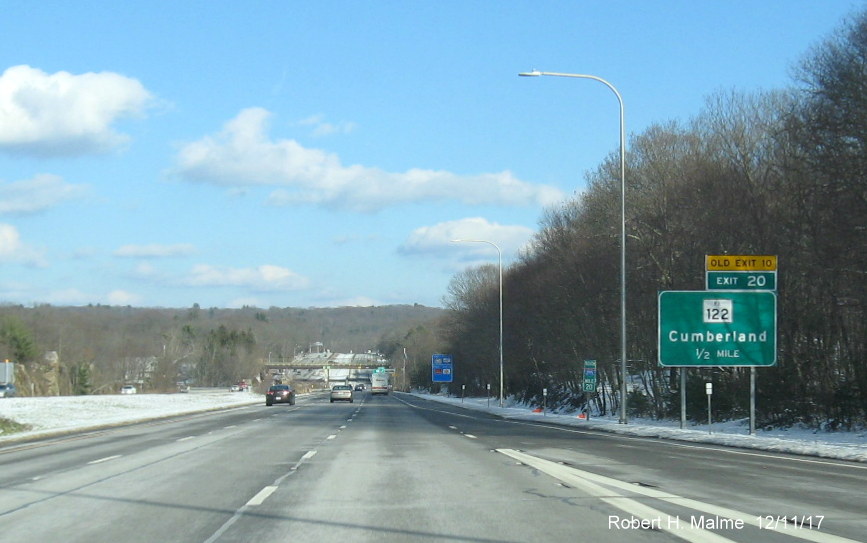 Image of 1/2 mile advance sign for RI 122 exit on I-295 North in Cumberland with new exit number