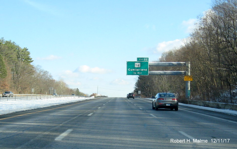 Image of overhead 1/2 mile advance sign for RI 114 exit on I-295 North in Cumberland with new exit number
