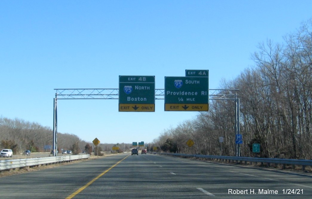 Image of 1/2 and 1/4-Mile advance overhead signs for I-95 Exits with new milepost based exit numbers on I-295 North in Attleboro, January 2021