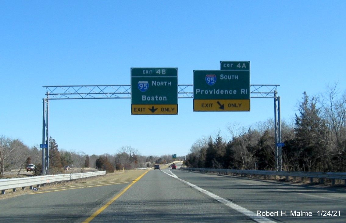 Image of ramp and 1/4-Mile advance overhead signs for I-95 Exits with new milepost based exit numbers on I-295 North in Attleboro, January 2021