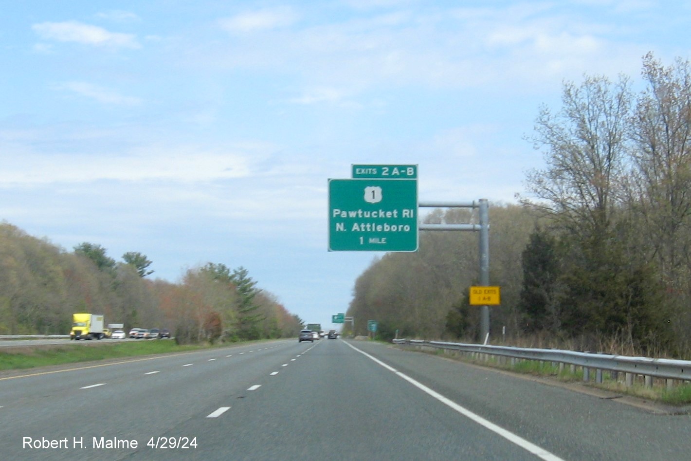 Image of recently placed 1 mile advance sign for US 1 exits on I-295 North in Attleboro, April 2024