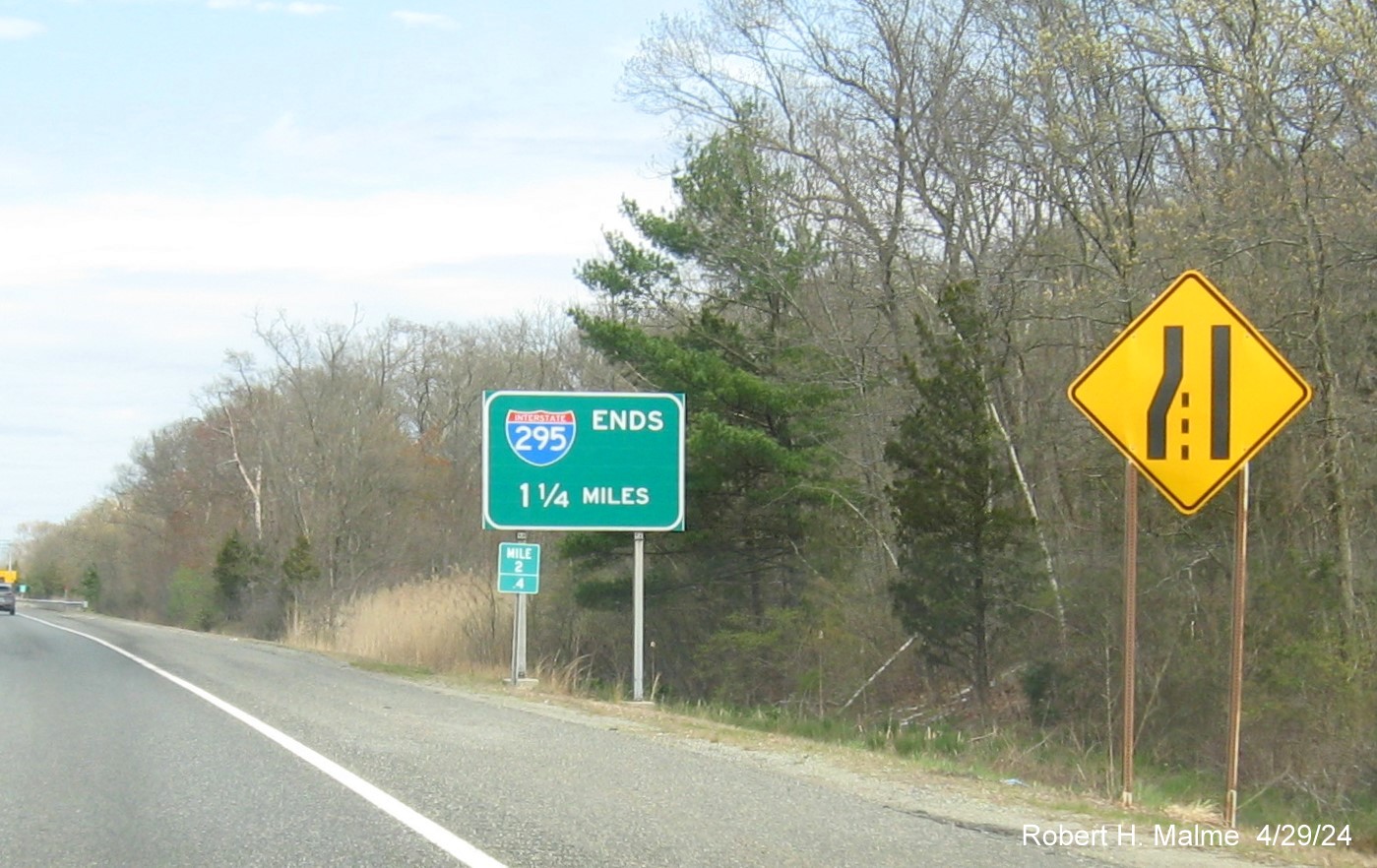 Image of recently placed I-295 Ends in 1 1/4 Miles sign in Attleboro after US 1 exit, April 2024