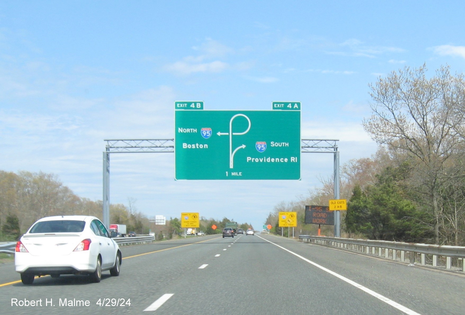 Image of recently placed 1 mile advance diagrammatic overhead sign for I-95 exits on I-295 North in Attleboro, April 2024