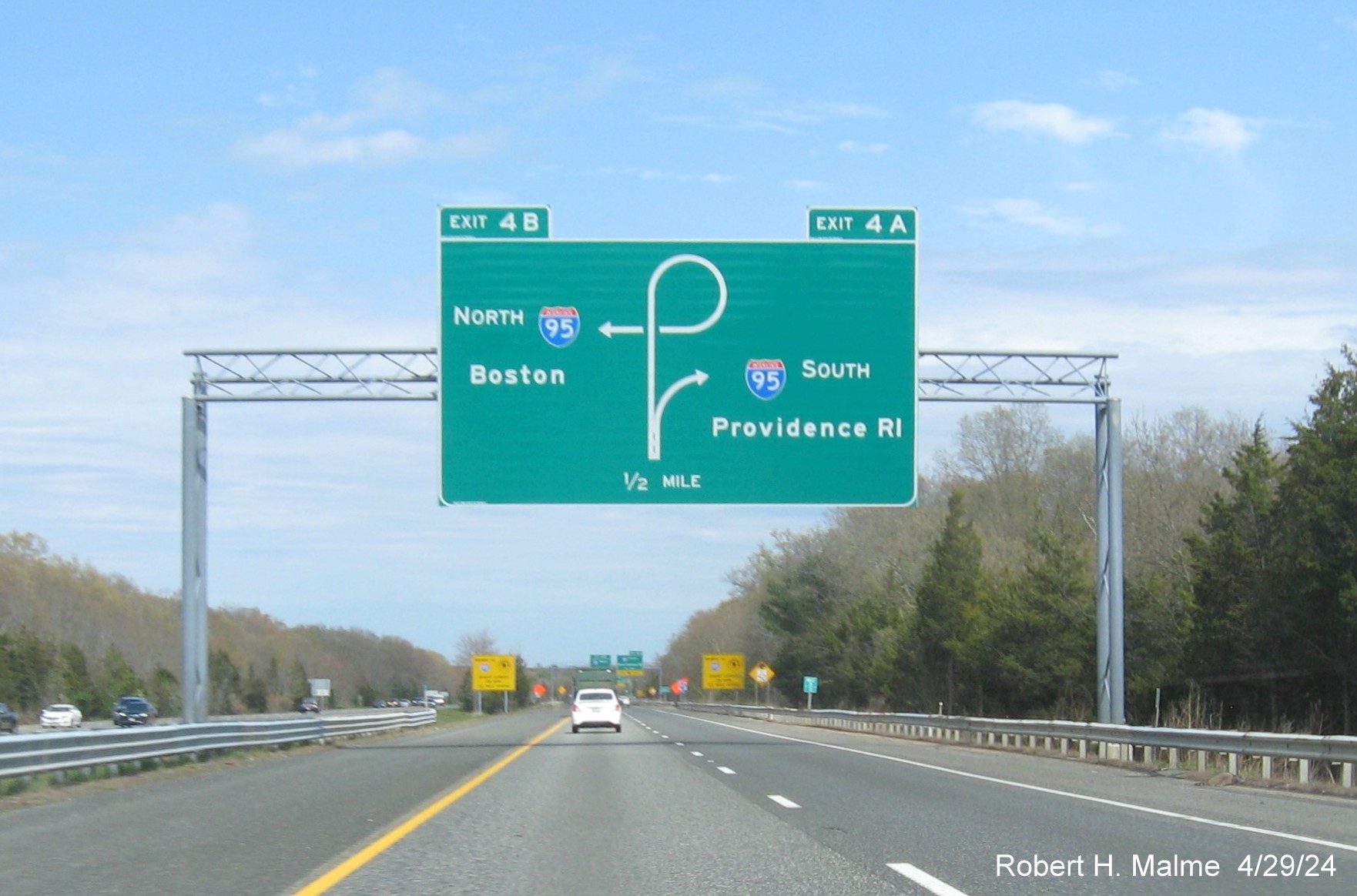 Image of recently placed 1/2 mile advance diagrammatic overhead sign for I-95 exits on I-295 North in Attleboro, April 2024