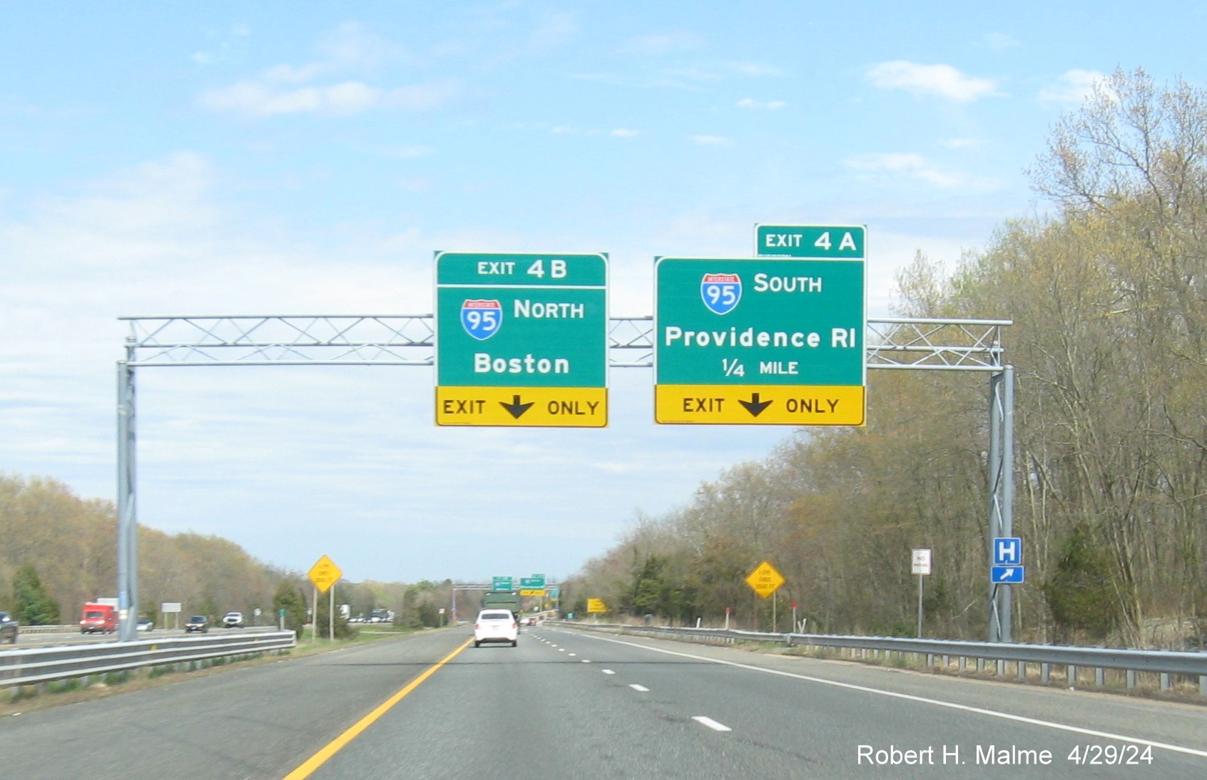 Image of recently placed 1/4 mile advance overhead signs for I-95 exits on I-295 North in Attleboro, April 2024